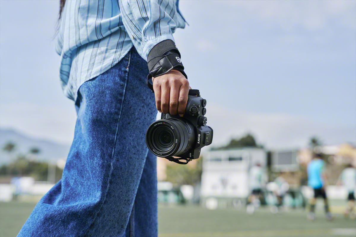 Sony Sony RX10 V | 24–600 mm* High-zoom Camera with Real-time Recognition AF, 20.1 MP Sensor and 30 fps blackout-free burst shooting | DSC-RX10M5